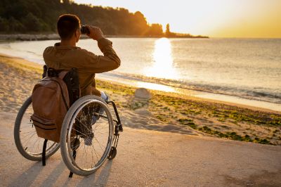 full-shot-disabled-man-with-binoculars